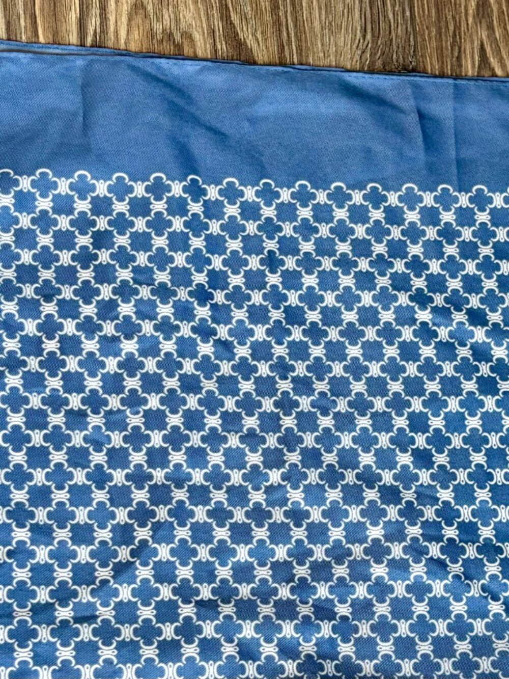 Simons geometric scarf